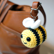 Cargar imagen en el visor de la galería, Llavero en crochet abeja a la miel